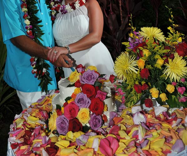 Maui wedding flower centerpiece table and cake decor