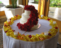 Maui Wedding Cake Flowers. Asending roses on the cake and florals on the table.