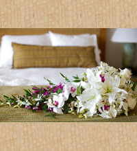 White cascade wedding bouquet. Photo courtesy of Anna Kim.